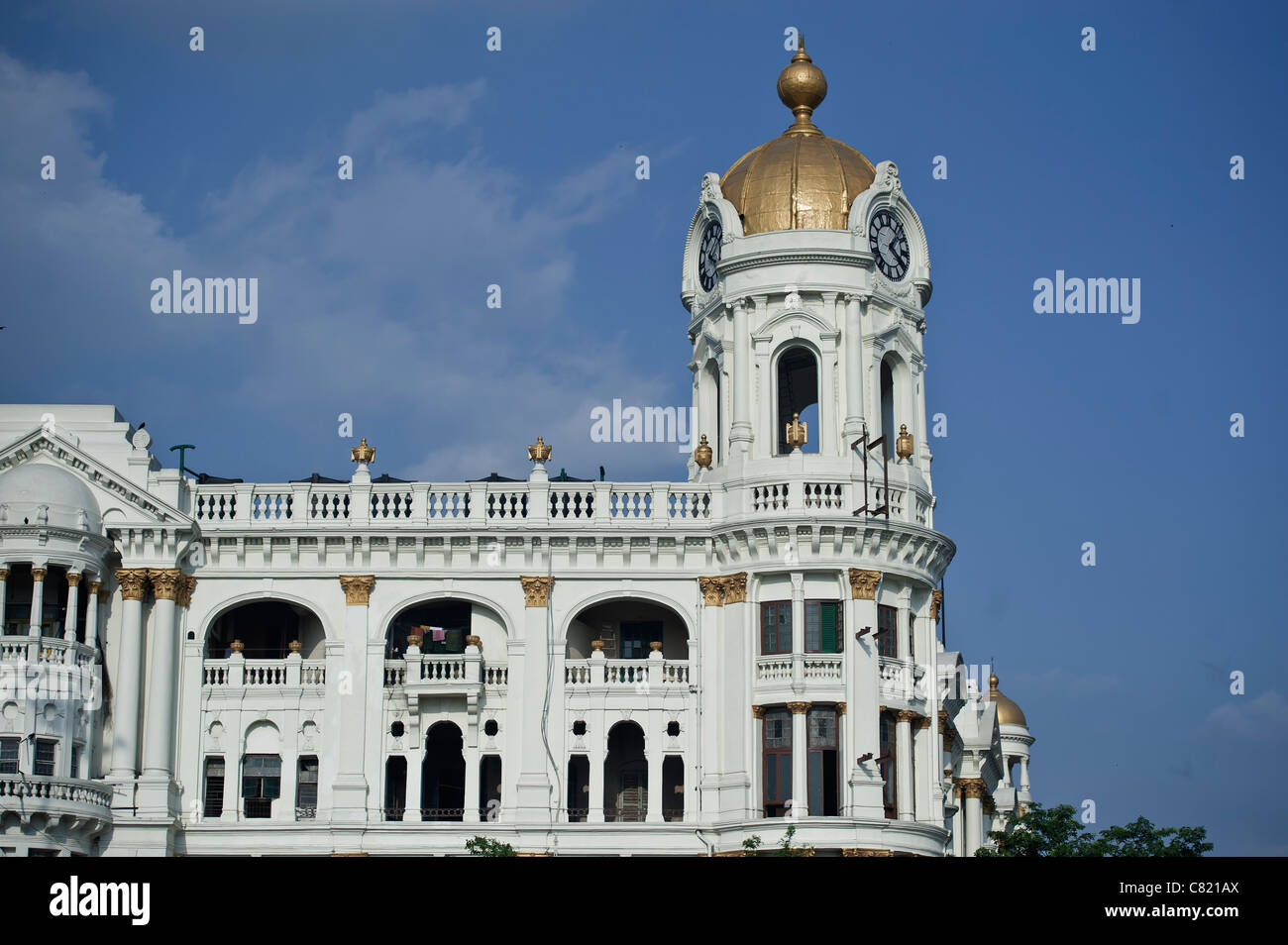 Reloj victoriano -Tower de Hindusthan Insurance Building en J.L.Nehru Road, el distrito central de negocios en Kolkata-India . Foto de stock