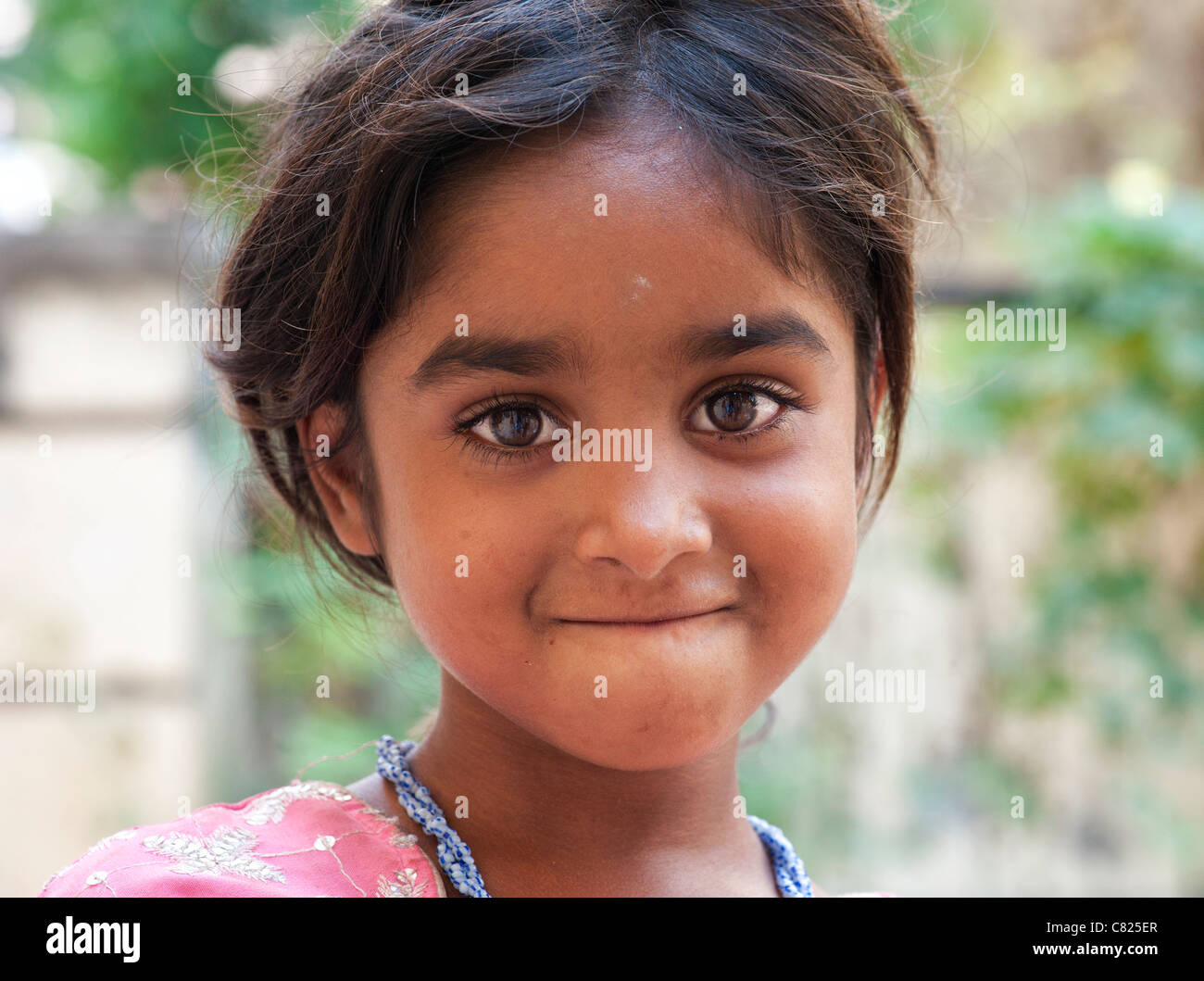 Felices los jóvenes pobres casta inferior Indian street chica sonriente