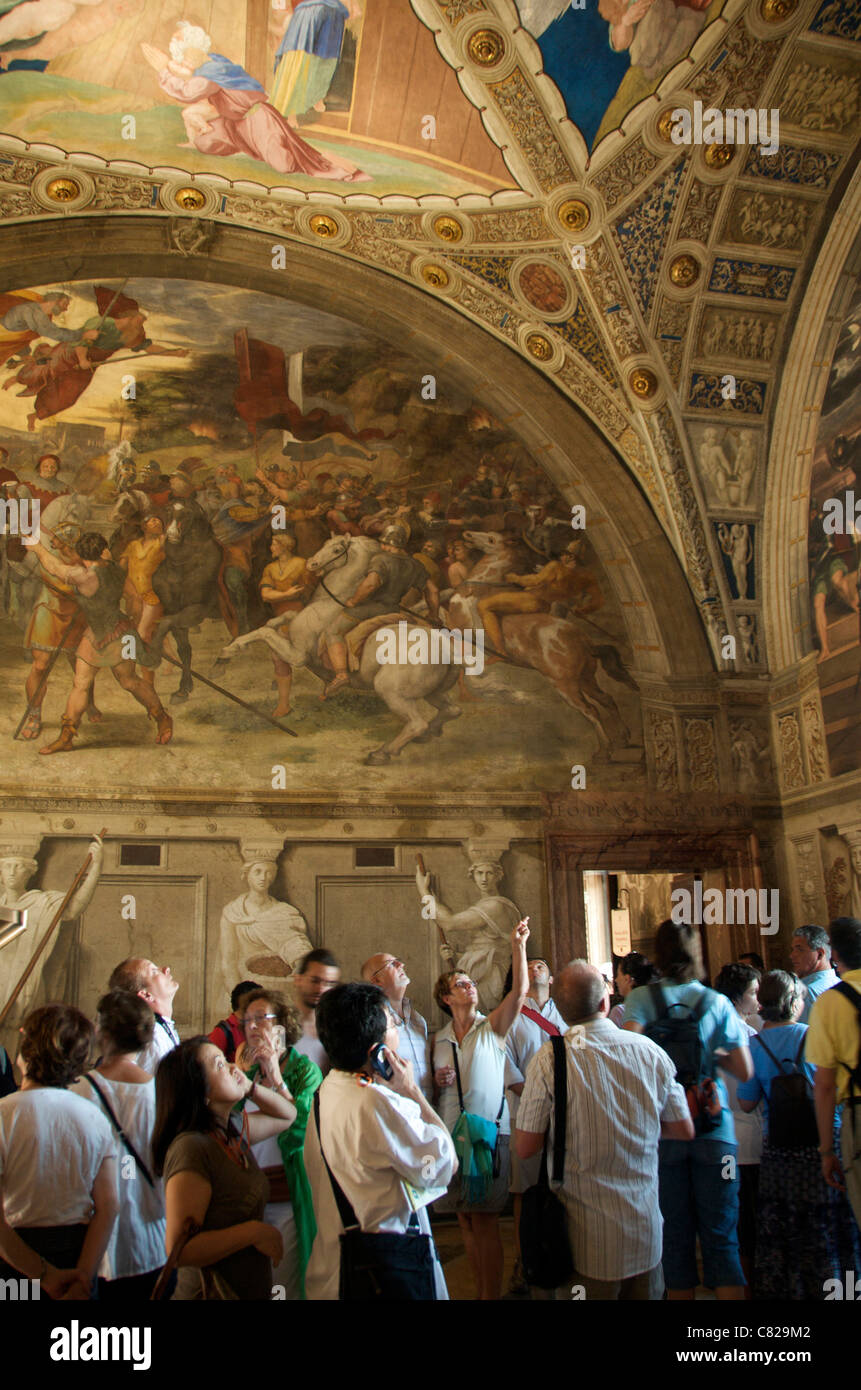 Los turistas que visitan la Stanza della Segnatura o sala de la firma frescos de Rafael en el Vaticano, Roma Foto de stock