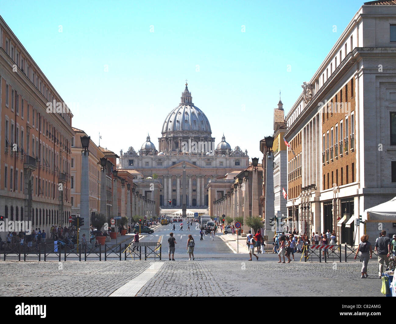 Vaticano, Roma - La Basílica de San Pedro desde la Via della Conciliazione, en Roma, Italia, Europa Foto de stock