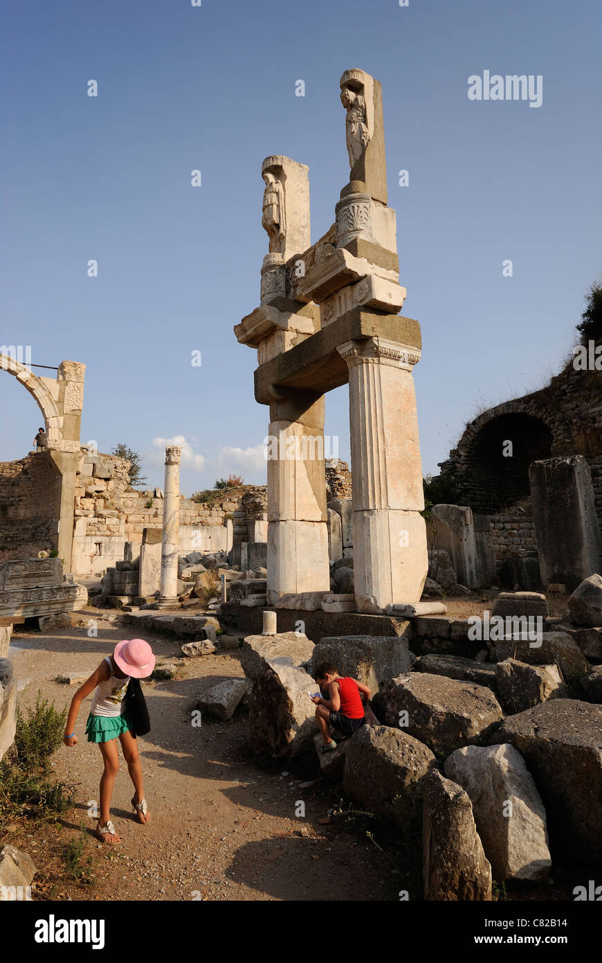 Éfeso, Domiciano Square, las restantes columnas y esculturas de mármol de la fuente y el Templo de Domiciano, Éfeso, Turquía Foto de stock