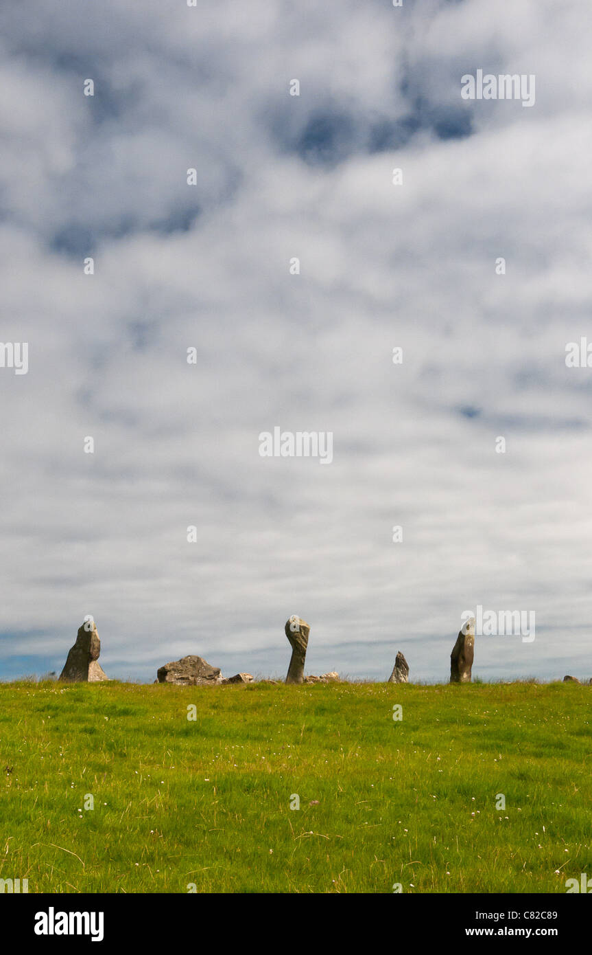 Círculo de piedra Bocan, Culdaff, Donegal contra un cielo nublado Foto de stock