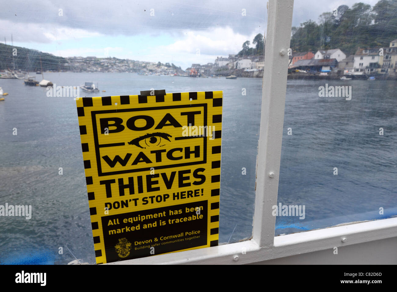 Barco Ver señal de advertencia a los ladrones en el ferry que cruza el río Fowey y Bodinnick entre Fowey, Cornwall, Inglaterra Foto de stock