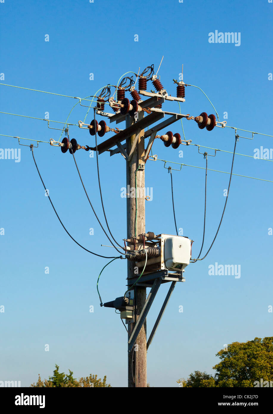 Polo de suministro de electricidad, el contactor relé, cables y aisladores Foto de stock
