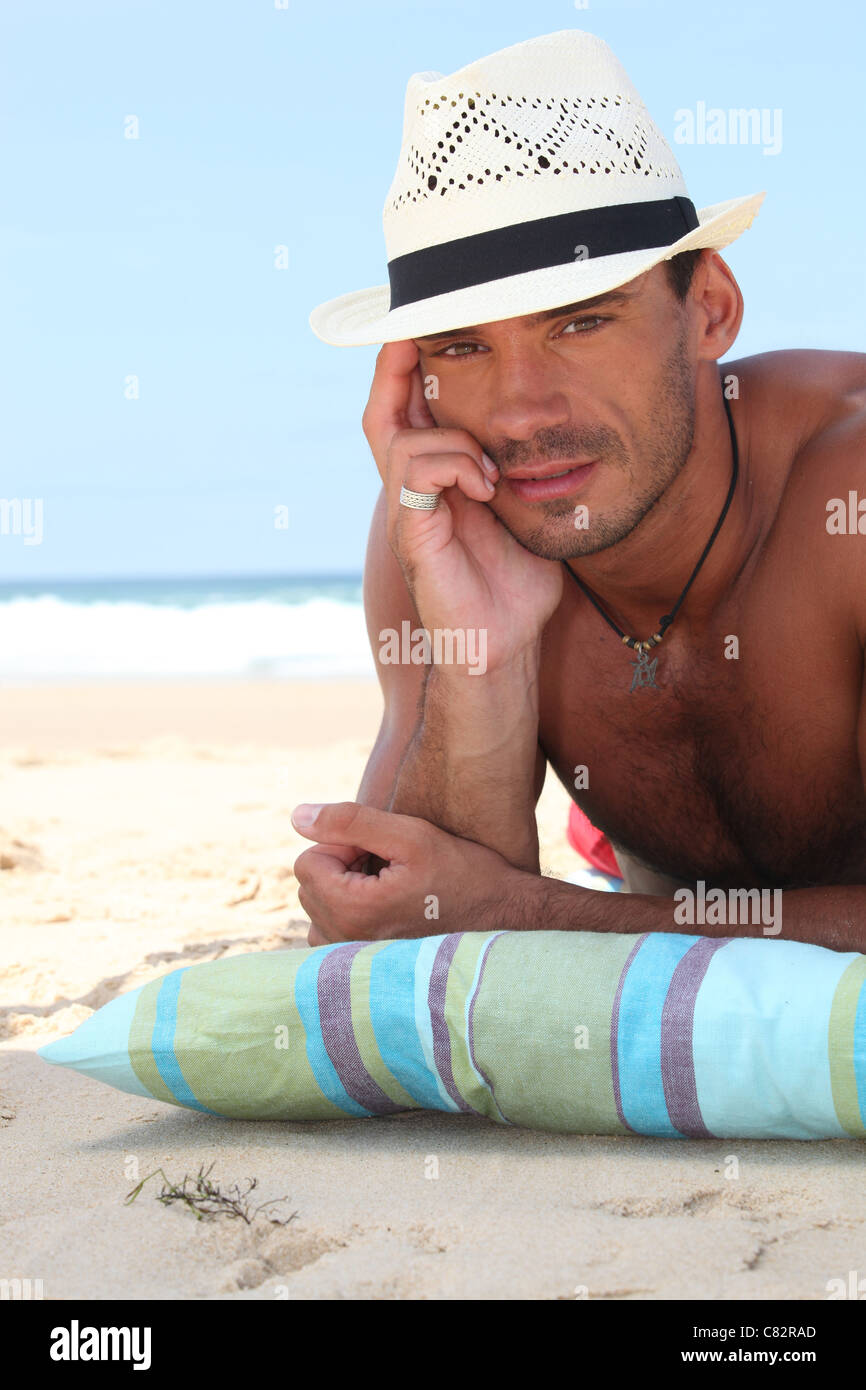 El hombre en la playa en un sombrero de paja Fotografía de stock