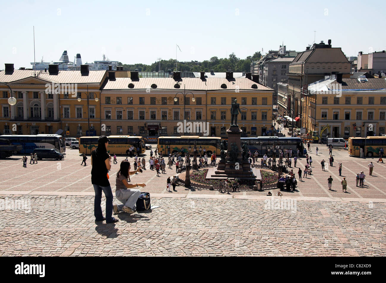 Vista desde los pasos en la Plaza del Senado, Helsinki, Finlandia Foto de stock