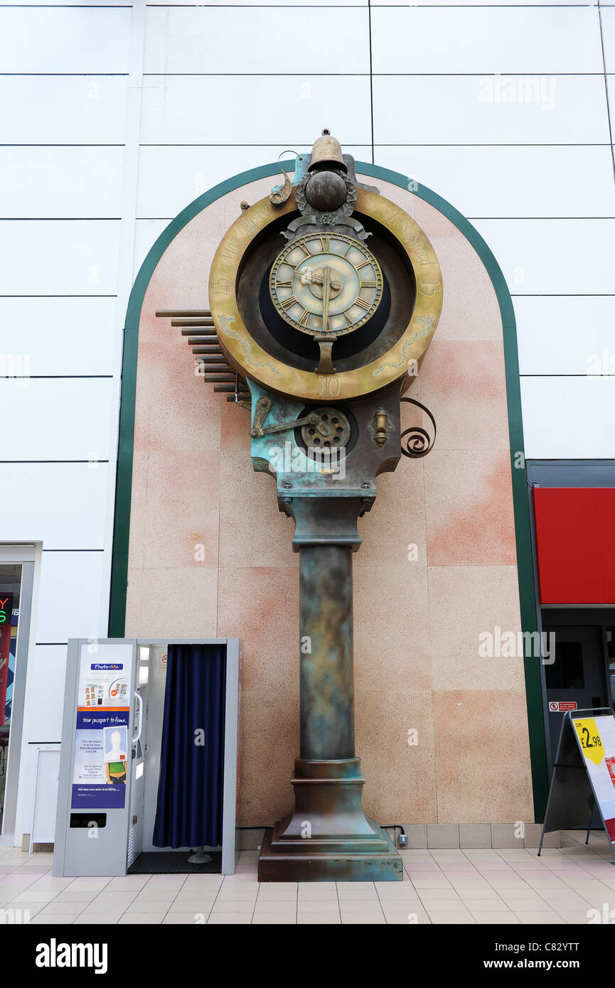 El tañido de reloj en la torre del reloj en el centro comercial de Rugby en  Warwickshire, Inglaterra Fotografía de stock - Alamy