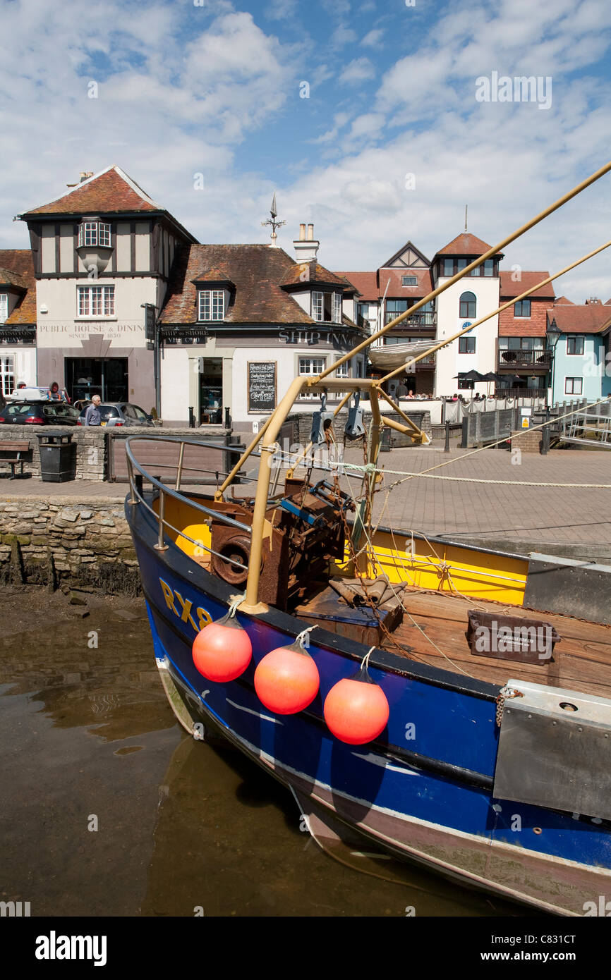 Ship Inn con botes de pesca, Lymington Foto de stock