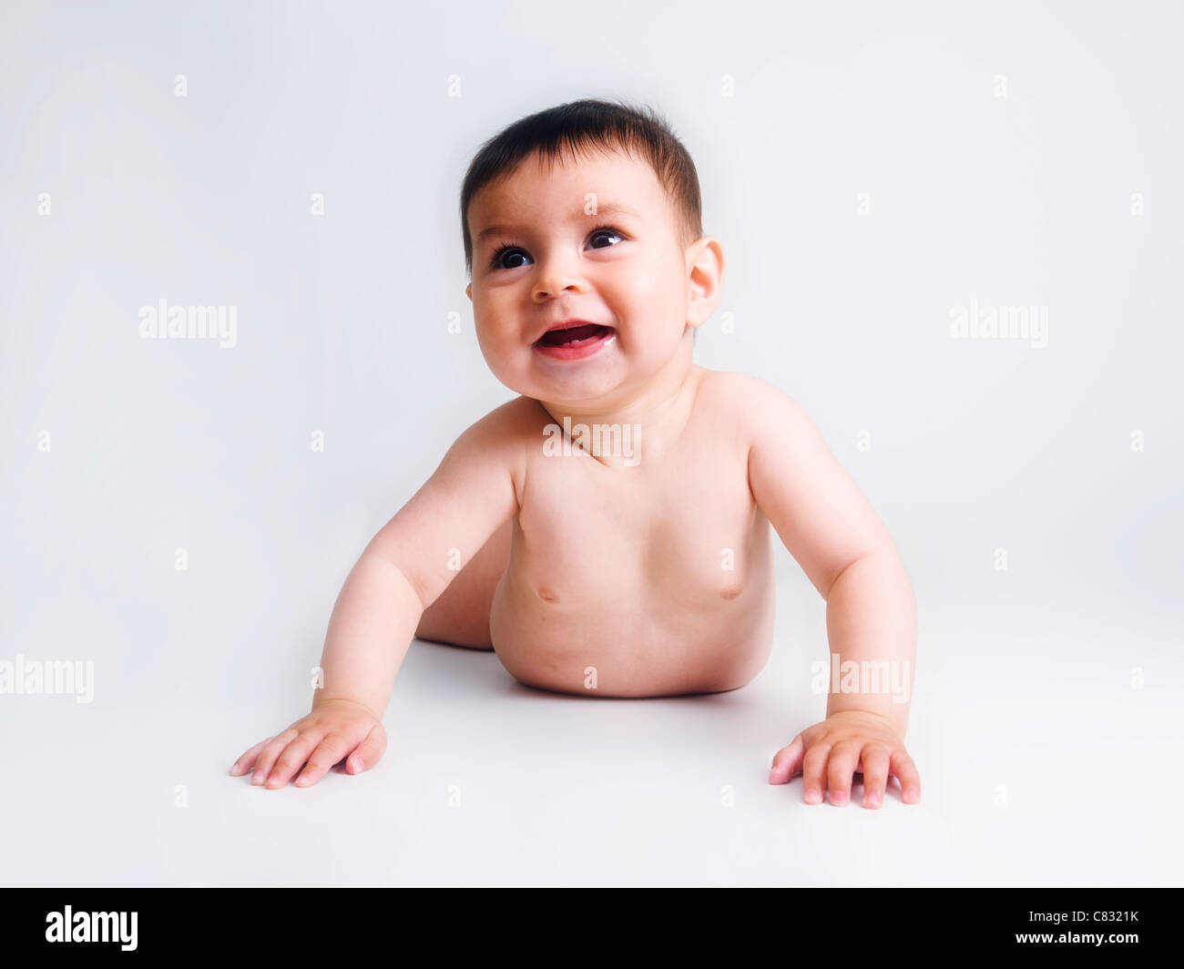 5 mes Baby Boy en estómago levantando el pecho sonriendo feliz Foto de stock