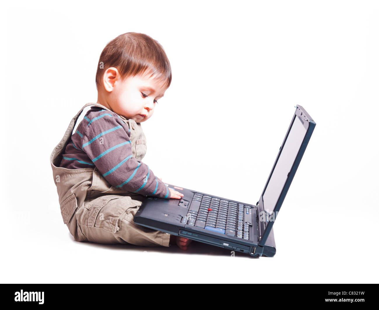 6 mes Baby Boy sentado delante del ordenador portátil Foto de stock