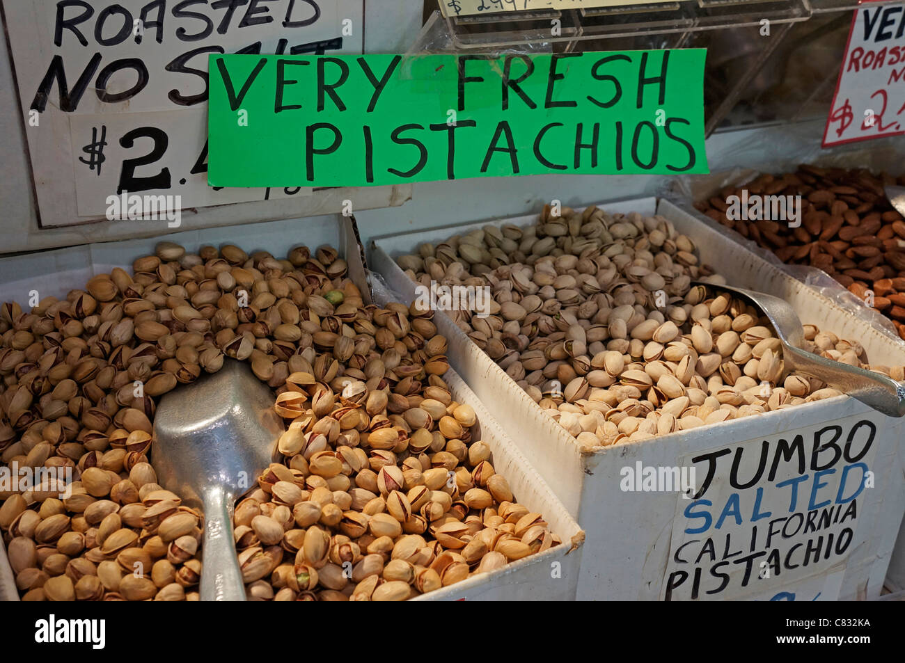 Tostado y salado pistachos, vendidos en un mercado Foto de stock