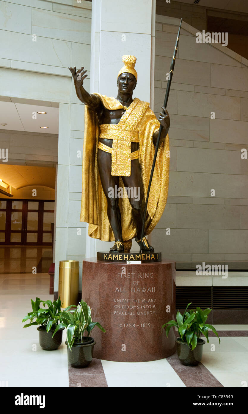 La estatua de Kamehameha 1, primer rey de Hawai, en el edificio del Capitolio de Washington DC, EE.UU. Foto de stock