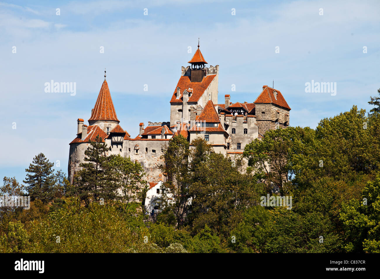 El castillo de Bran, hasta la calle Castillo de Drácula, Rumania Foto de stock
