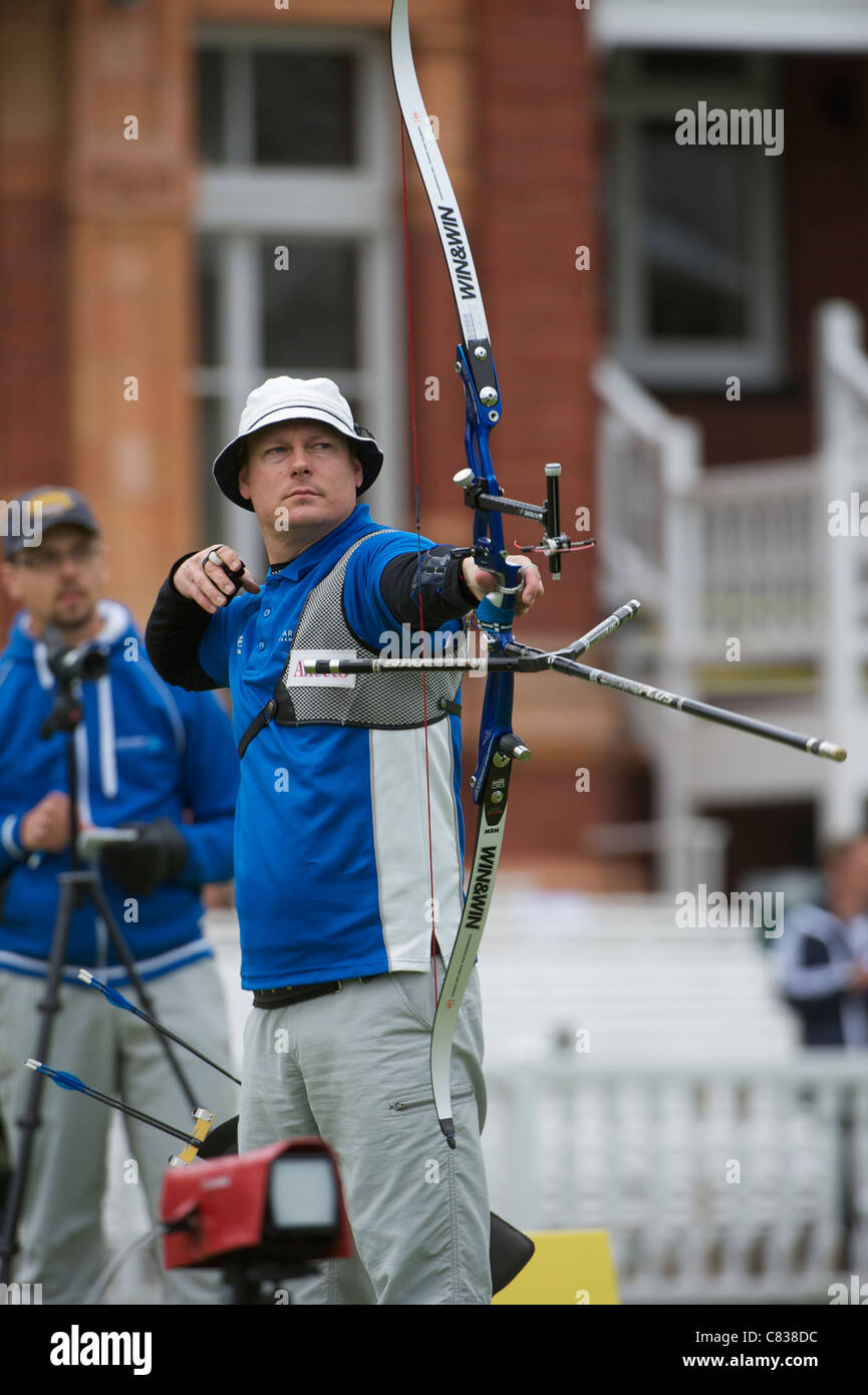 Aki Virtanen (FIN), Londres, tiro con arco clásico, parte del Londres prepara Eventos de Prueba Olímpica, el campo de Cricket Lords Londres Foto de stock