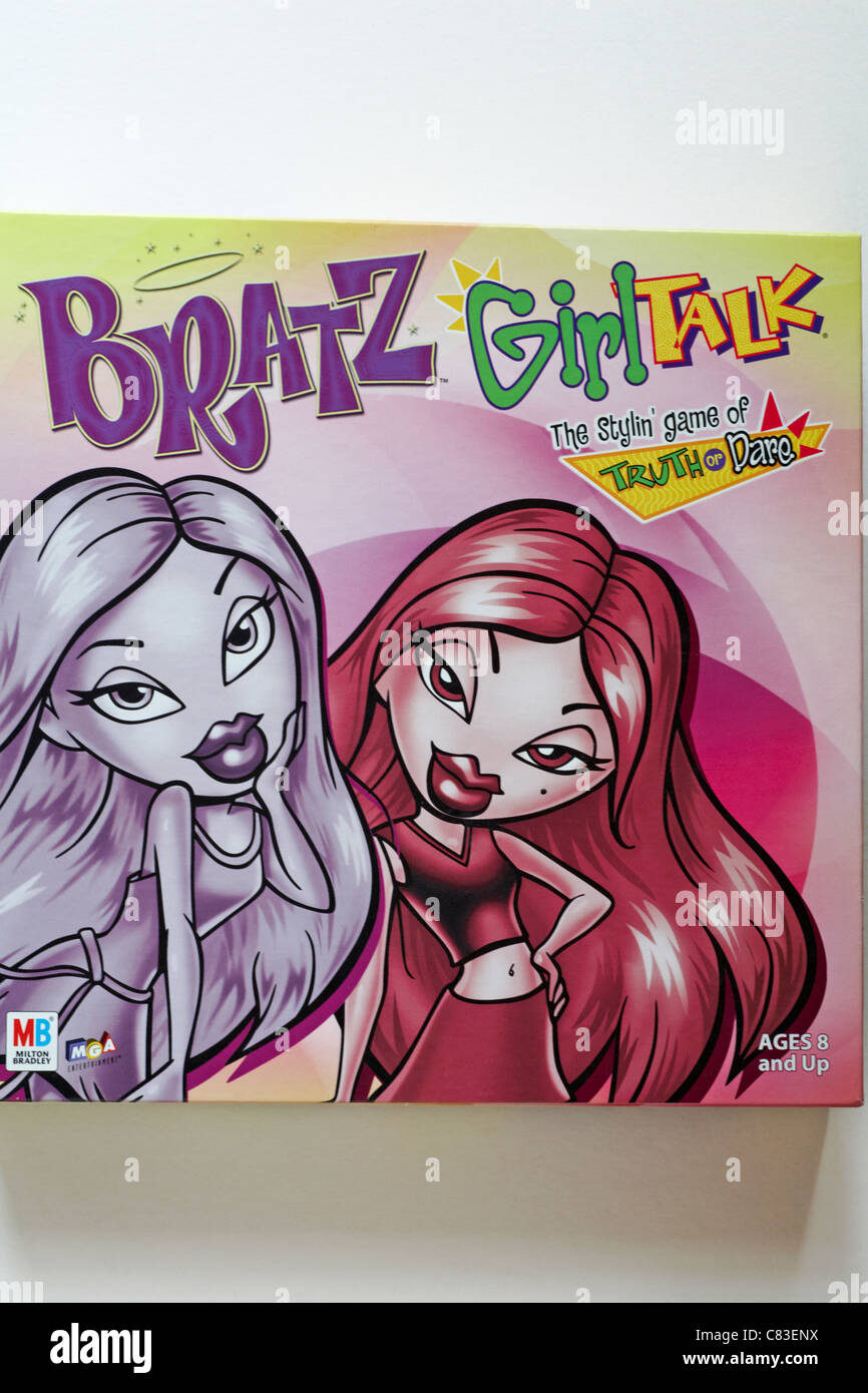 Bratz Girl Talk juego sobre fondo blanco. Foto de stock
