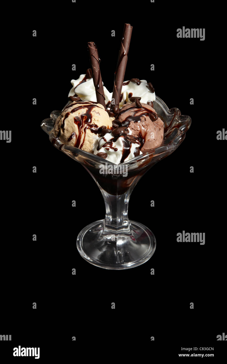 https://c8.alamy.com/compes/c83gcn/helado-en-el-plato-de-vidrio-sobre-fondo-negro-c83gcn.jpg