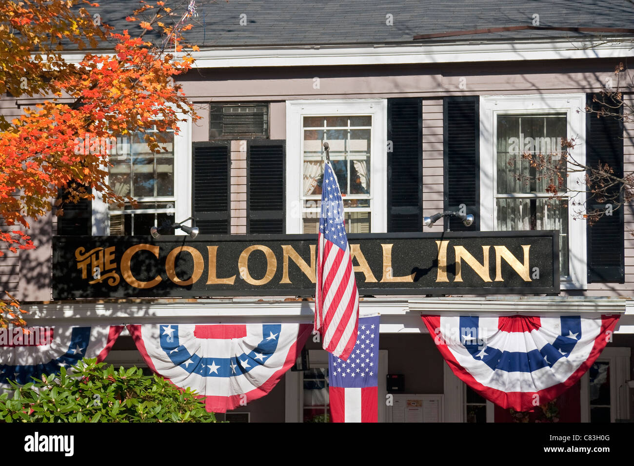 The Colonial Inn con decoraciones de estrellas y rayas, Concord, Massachusetts, Estados Unidos Foto de stock