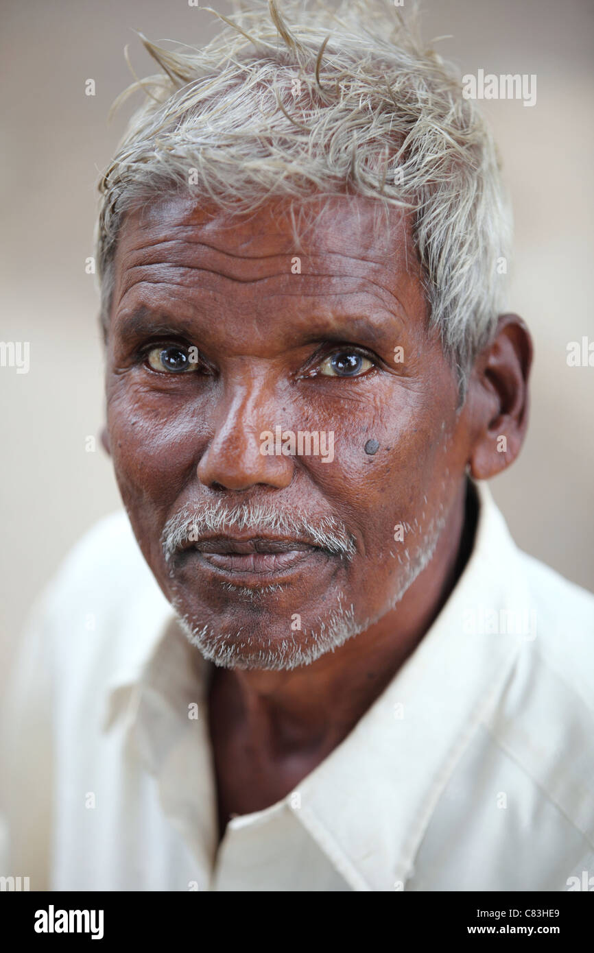 Casi ciego hombre indio de Andhra Pradesh en el sur de la India Foto de stock