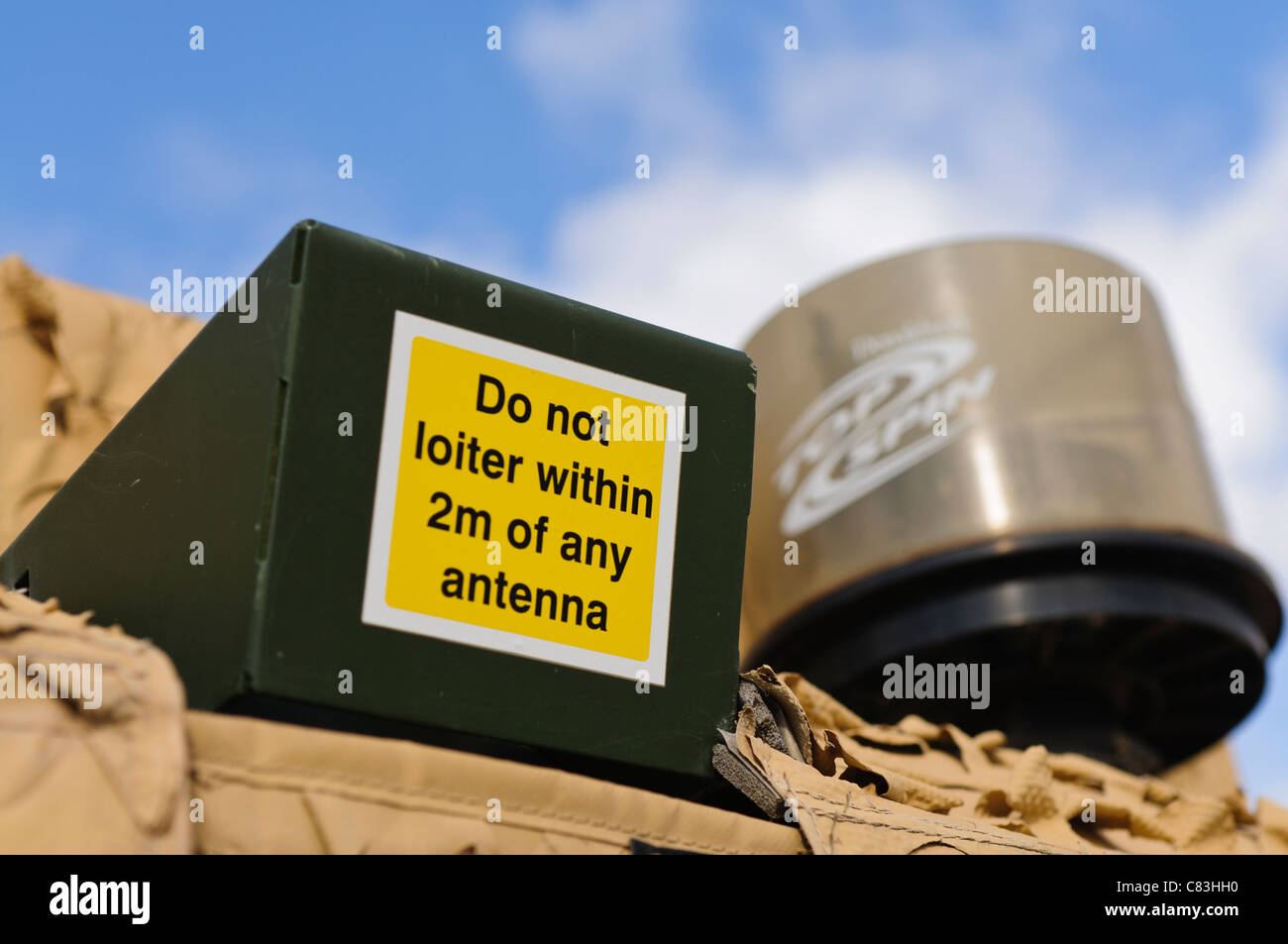 Advertencia sobre un vehículo militar "no merodeen dentro de 2m de cualquier antena" Foto de stock