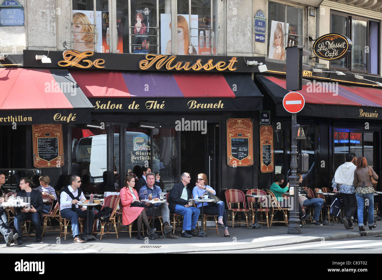 Brasserie parisina Le Musset cafe bar la rue de l'Echelle París Francia Foto de stock
