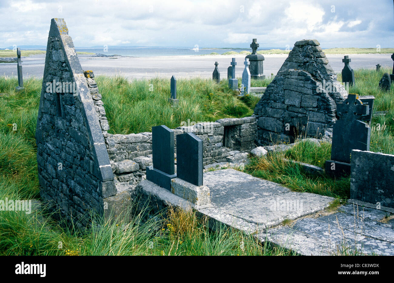 Te la iglesia en ruinas de San Enda's Inish Mor Islas Aran Co Galway Irlanda Foto de stock