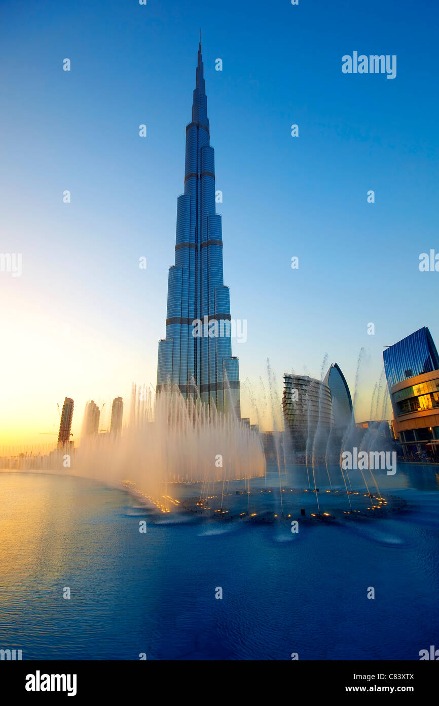 El show de fuente de Dubai con Burj Khalifa en el fondo Foto de stock