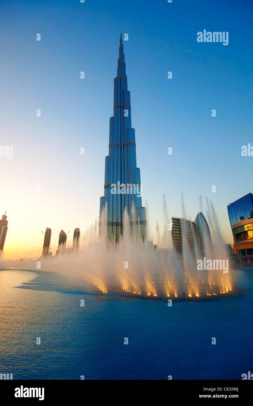 El show de fuente de Dubai con Burj Khalifa en el fondo Foto de stock