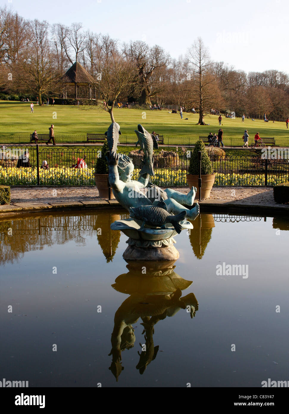 Fuente y el estanque en Golder's Hill Park en el norte de Londres Foto de stock