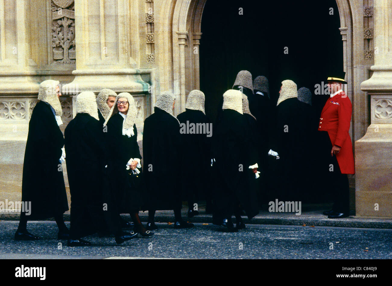 Los jueces ingleses entrar en la Cámara de los Lores para almorzar después de un servicio religioso anual en la cercana abadía de Westminster, Londres. Foto de stock