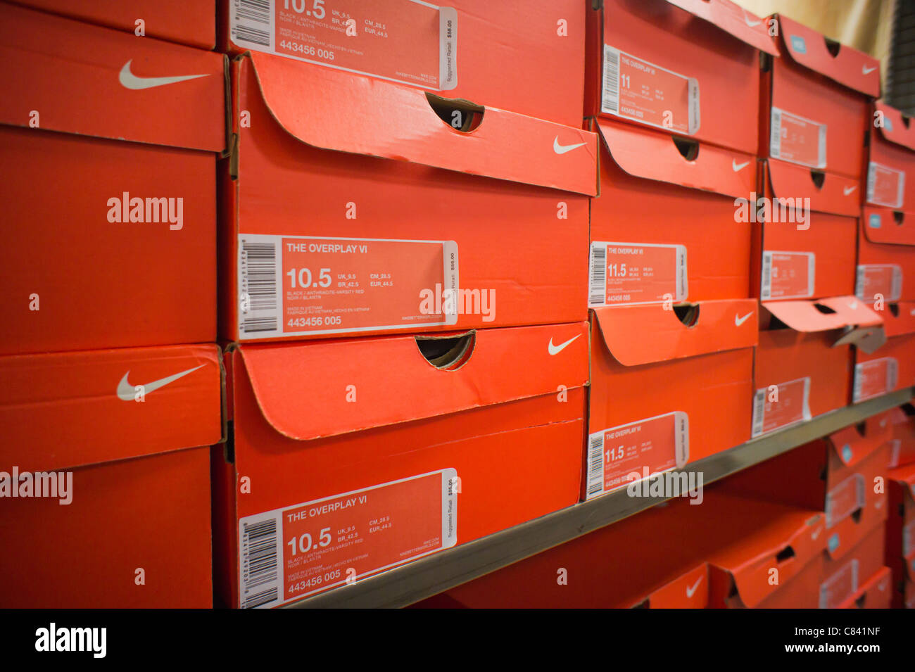 Cajas de calzado deportivo Nike son vistos en una tienda de artículos  deportivos en Nueva York Fotografía de stock - Alamy