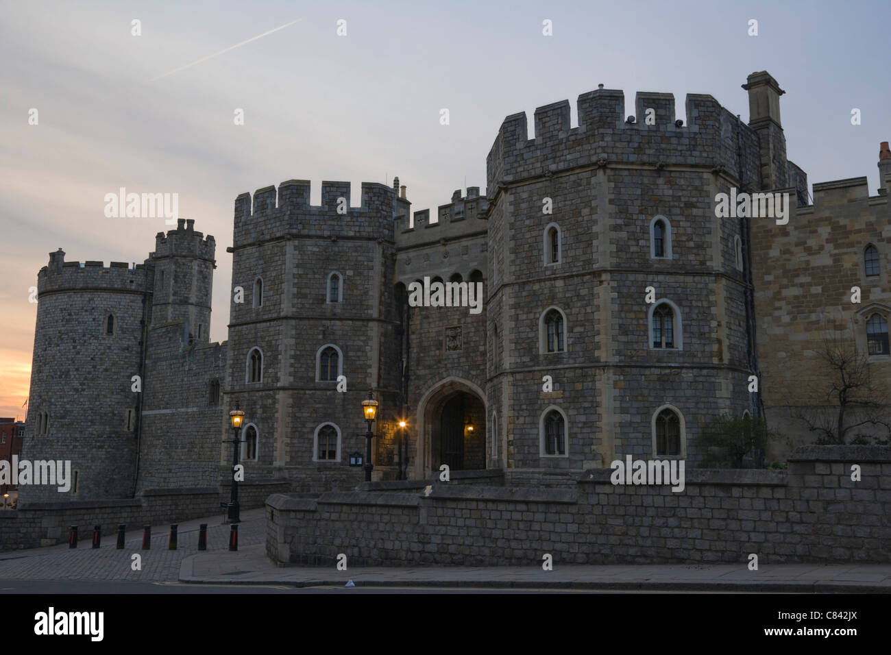 Henry VIII Gateway y Salisbury del Castillo de Windsor, Windsor, Berkshire, Inglaterra, Reino Unido. Foto de stock