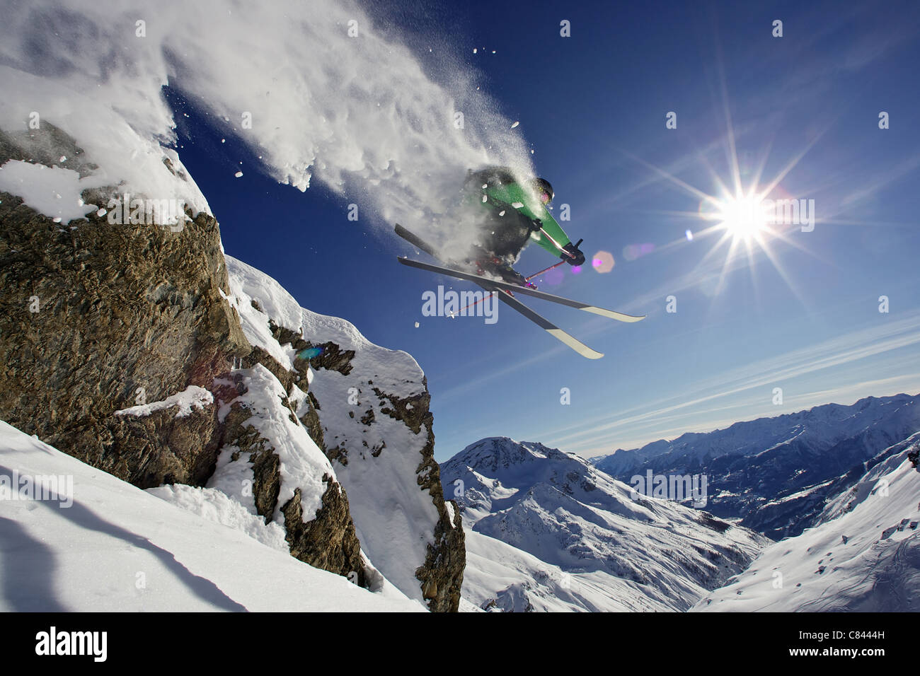 Esquiador en el aire en la montaña nevada Foto de stock