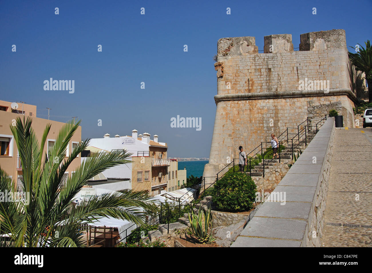 Las murallas de la ciudad vieja, Peníscola, Costa del Azahar, en la provincia de Castellón, Comunidad Valenciana, España Foto de stock