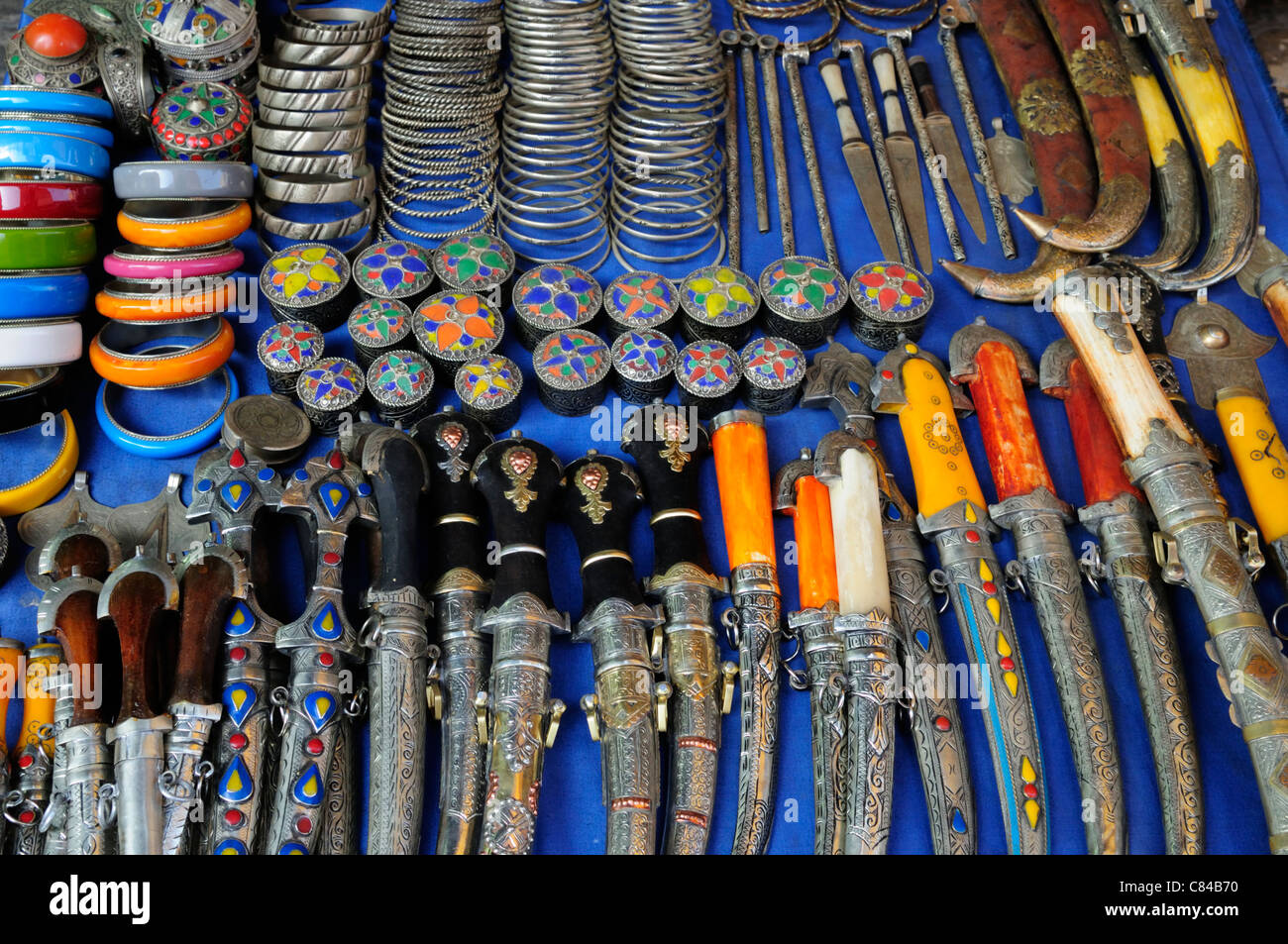Cuchillos y joyas, Marrakech, Marruecos Foto de stock