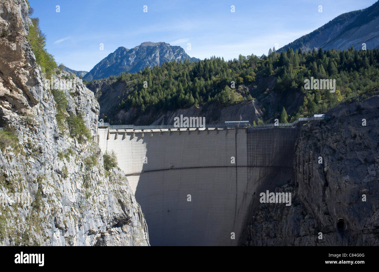 Una vista del Vajont genaral maldito el día del 48º aniversario de la tragedia que mató a más de 2000 personas. Foto de stock