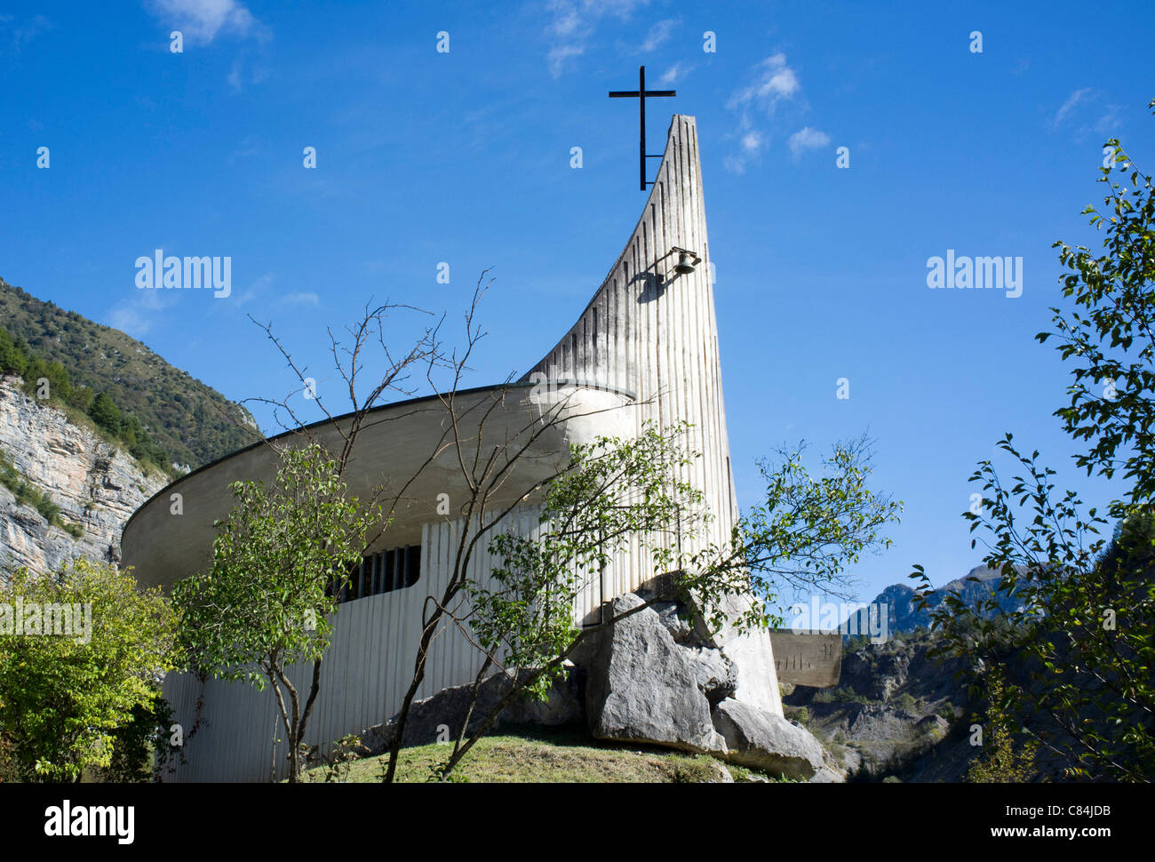 Una vista de la Capilla conmemorativa cerca de la presa de Vajont, en Italia el día del aniversario de la catástrofe que mató a 2000 personas. Foto de stock