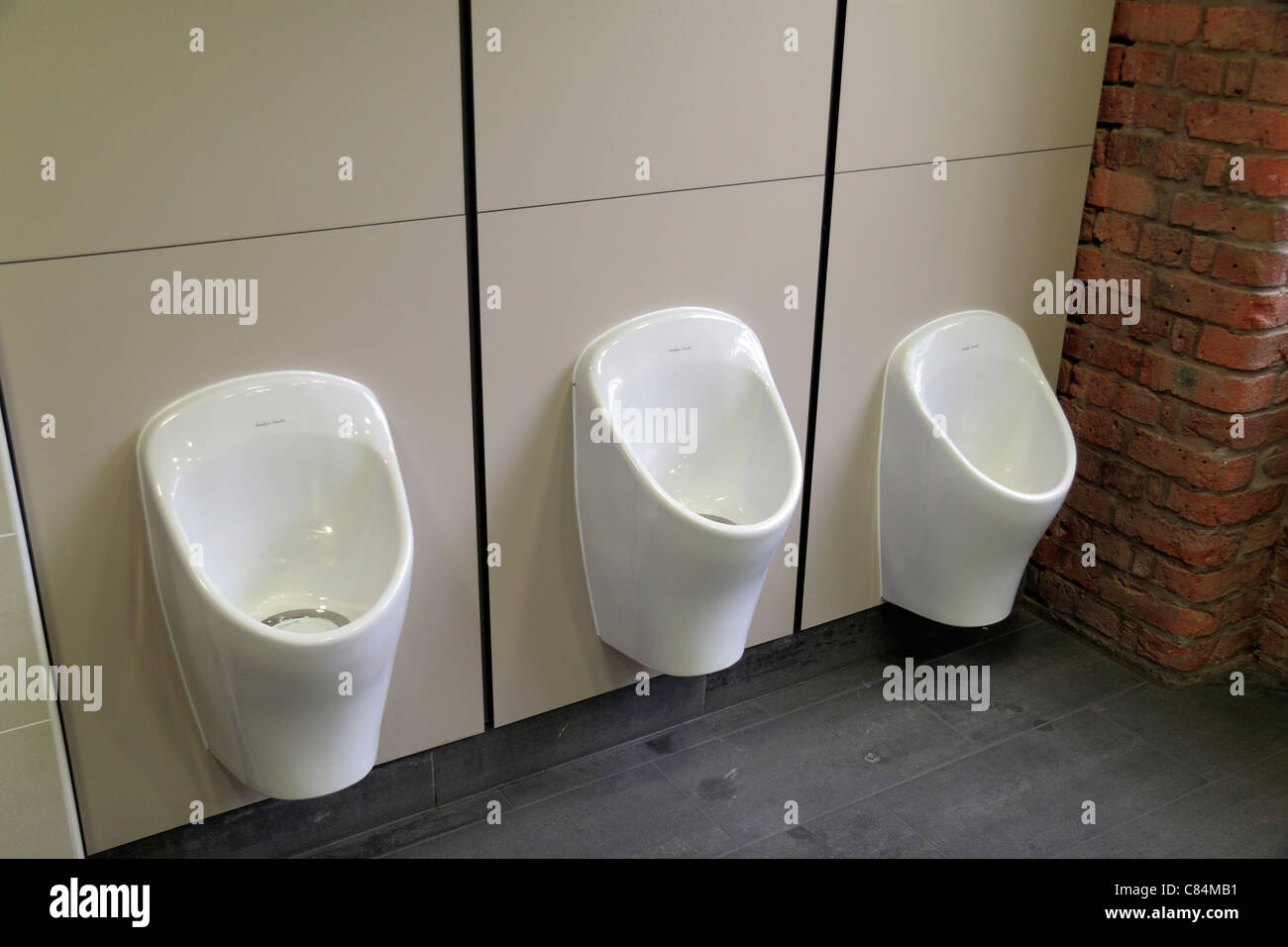 Una fila de Armitage Shanks Aridian desprovisto de agua urinarios en la  mens de inodoros, Museo de Ciencia e Industria (MOSI), Manchester, Reino  Unido Fotografía de stock - Alamy
