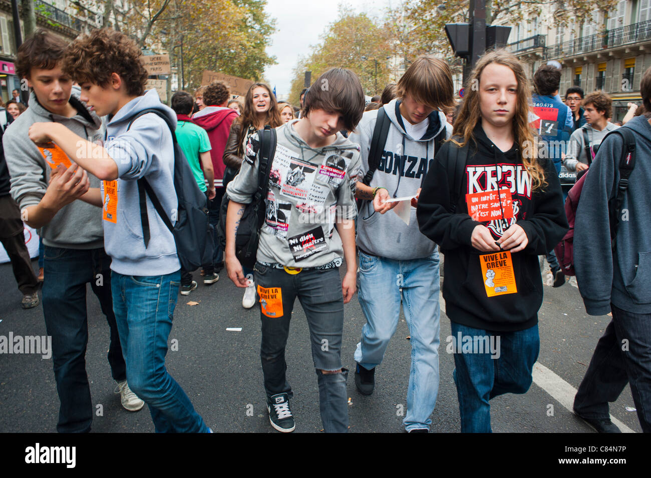 Muchedumbre de estudiantes adolescentes franceses marchan para protestar contra las medidas de austeridad del gobierno que afectan también a la educación. Paris, FRANCIA JÓVENES Demo Street, jóvenes protestando, marcha de la escuela secundaria, protestas presupuestarias Foto de stock