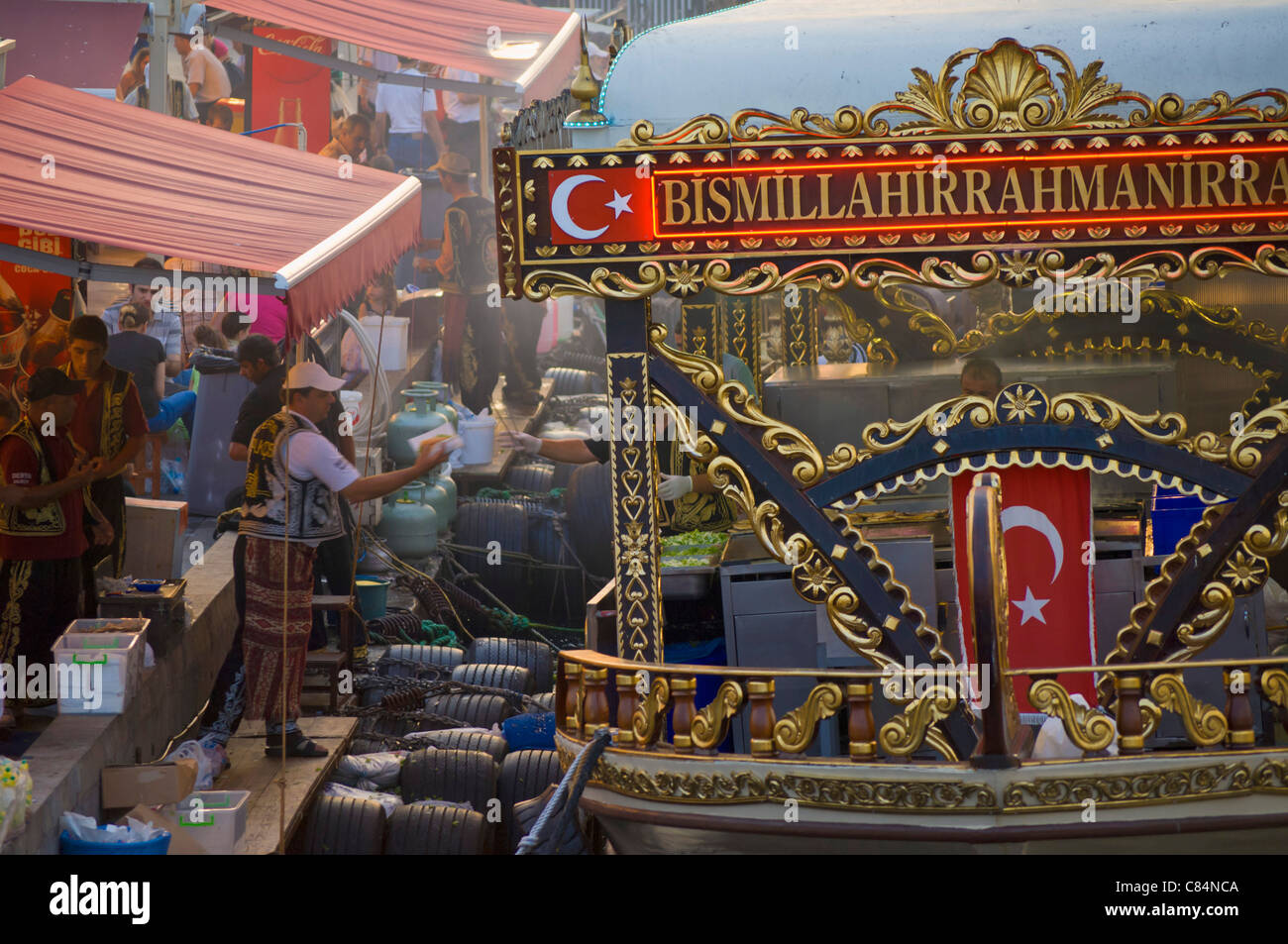 Los barcos tradicionales para cocinar y vender alimentos, Eminonu, puente de Galeta, Estambul, Turquía, Europa Foto de stock