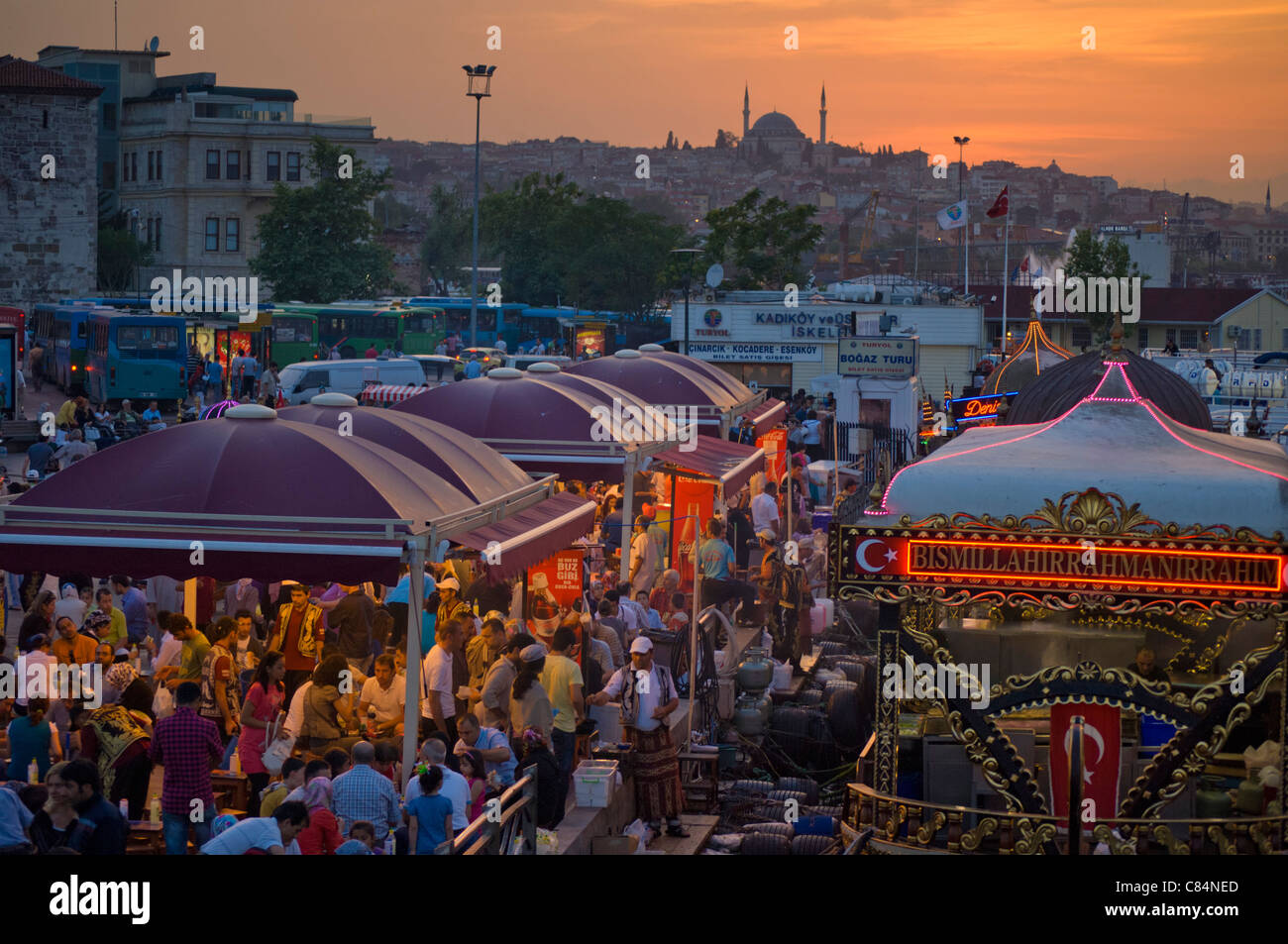 Los barcos tradicionales para cocinar y vender alimentos, Eminonu, puente de Galeta, Estambul, Turquía, Europa Foto de stock