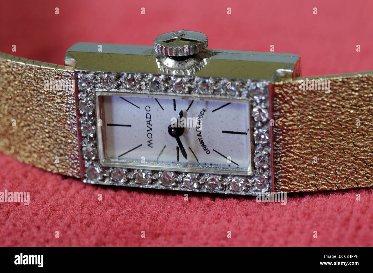 Reloj de diamantes de oro fotografías e imágenes de alta resolución - Alamy