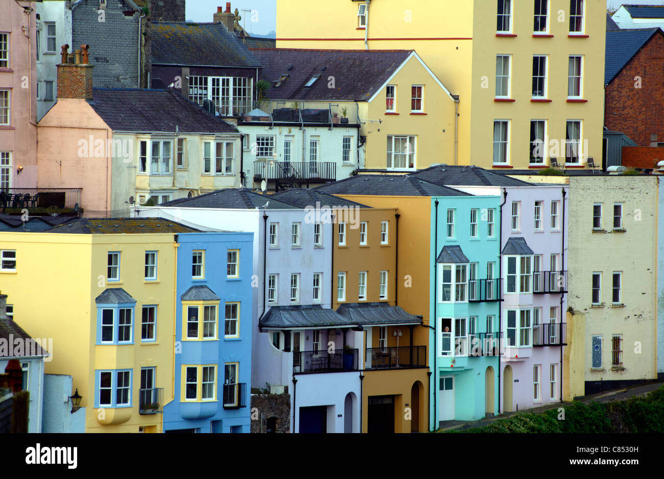 Coloridas casas alrededor) Tenby Harbor, Pembrokeshire (Gales). Foto de stock