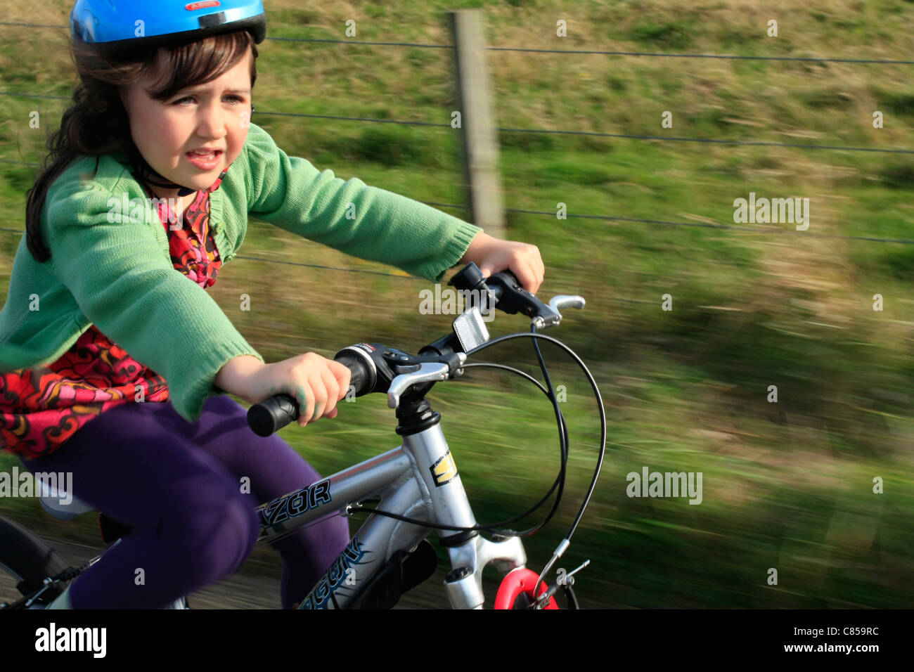 Niño disfrutando del aire fresco en una bicicleta Foto de stock