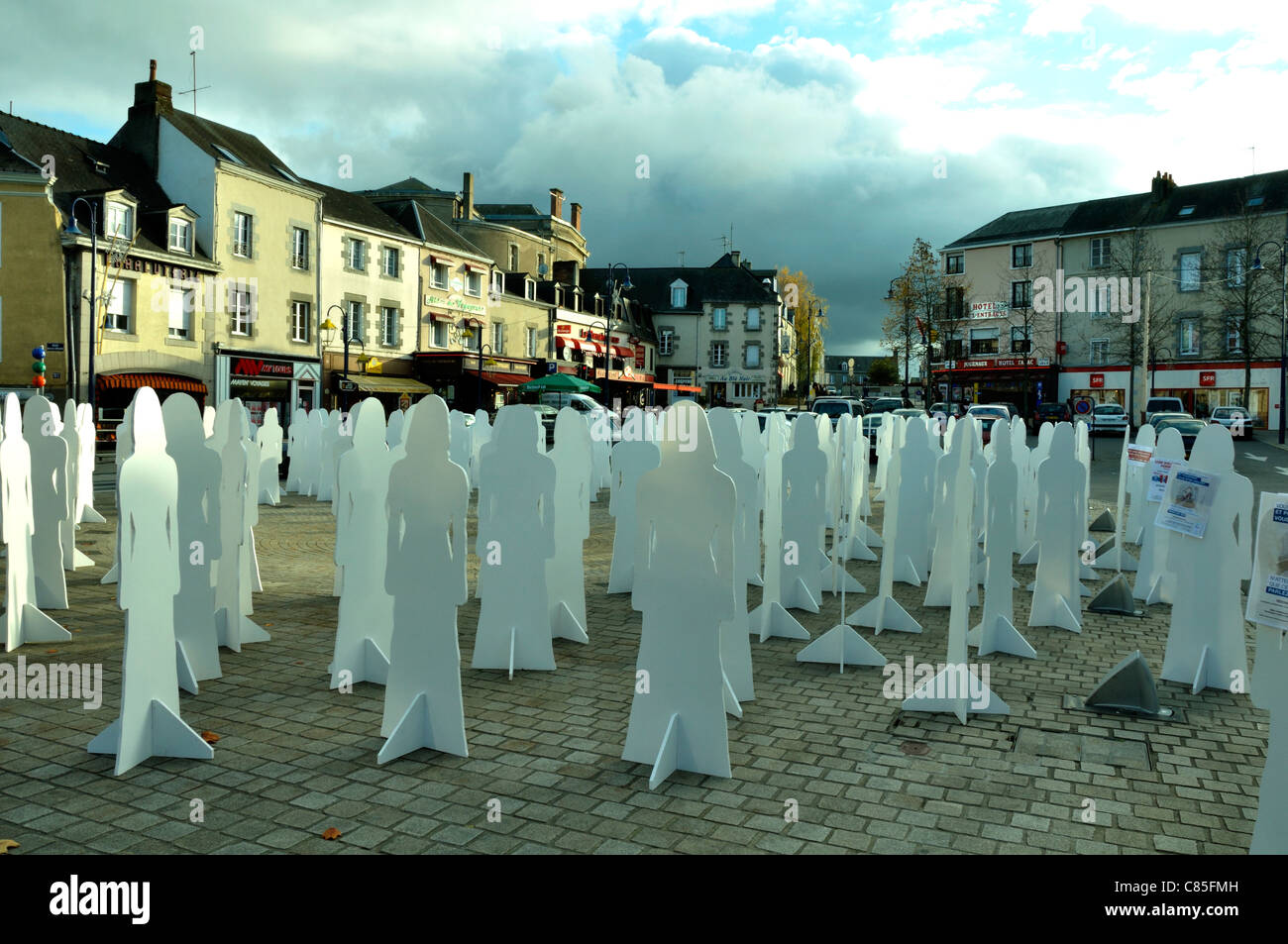 Ciudad de Mayenne, la instalación en el centro de la abstracción de figuras femeninas para elevar la conciencia acerca de la violencia contra la mujer. Foto de stock