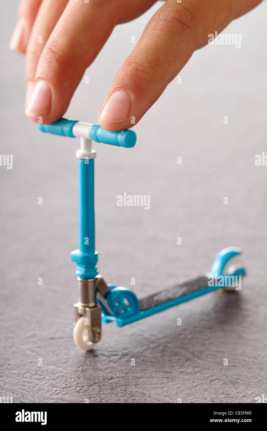 Dedos tocando Scooter en miniatura Fotografía de stock - Alamy