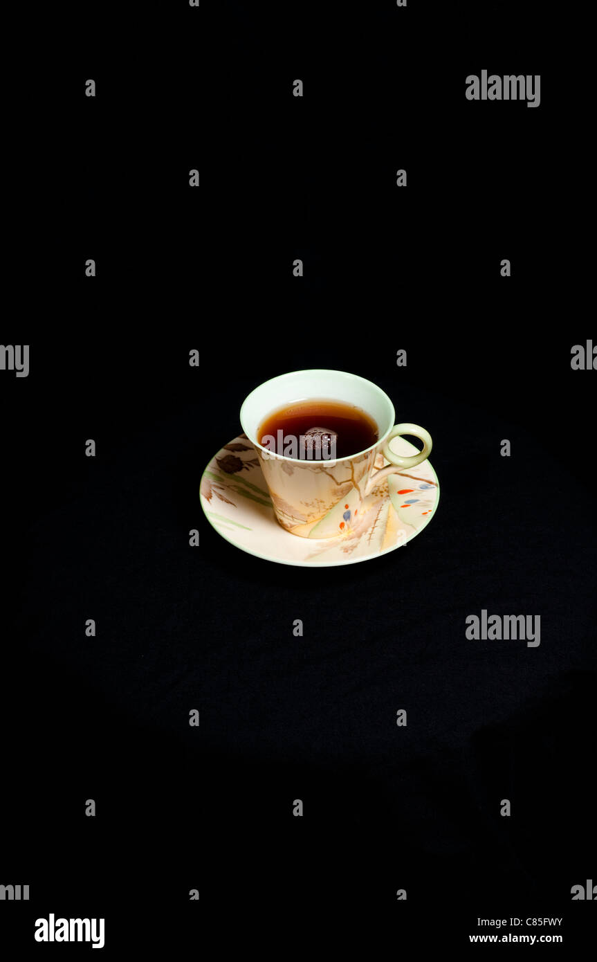 Lugar: un lugar con una taza de café, cristal y cubertería se configuran  mediante un toque contemporáneo en un art decó Fotografía de stock - Alamy
