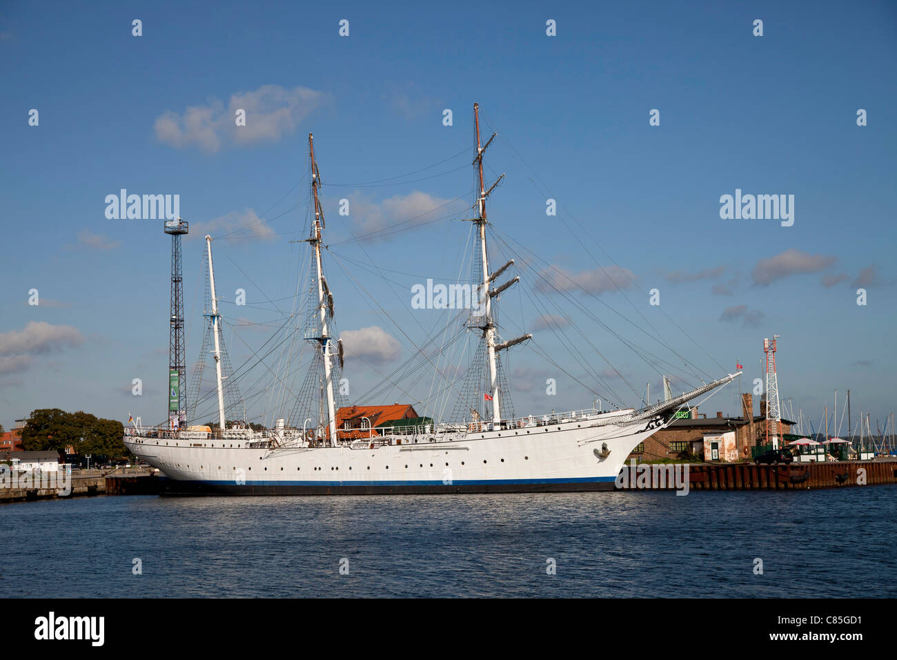 Los tres-mástil barca Gorch Fock 1 en el puerto de la ciudad hanseática de Stralsund, Mecklenburg-Vorpommern, Alemania Foto de stock