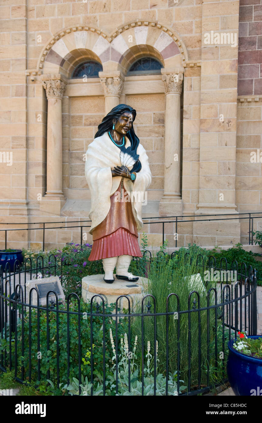 Estatua de Kateri Tekakwith, primero Indios Norteamericanos para ser promovidos a San Foto de stock