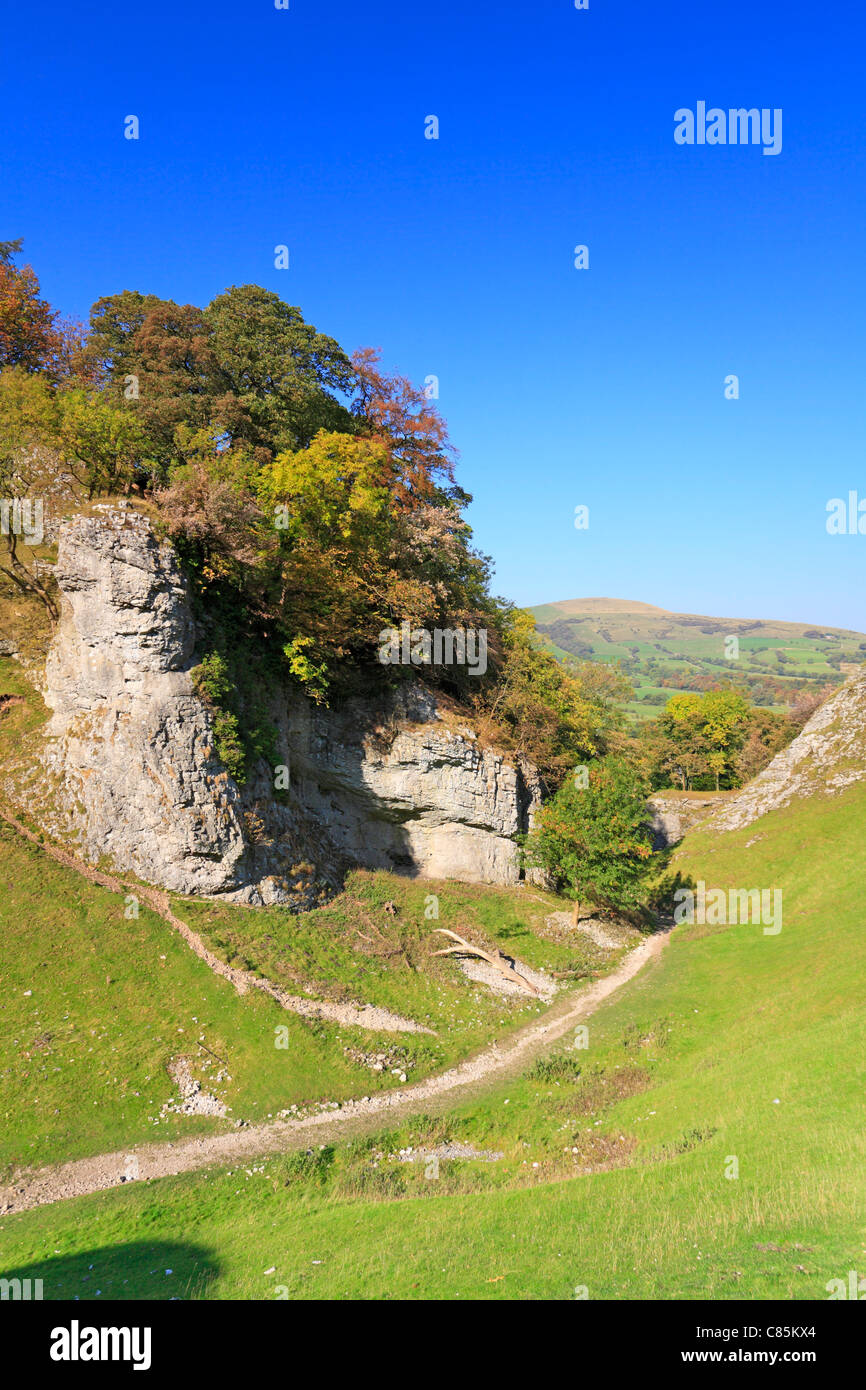 El camino de piedra caliza a través de la cueva Dale en Castleton, Derbyshire Peak District National Park, Inglaterra, Reino Unido. Foto de stock