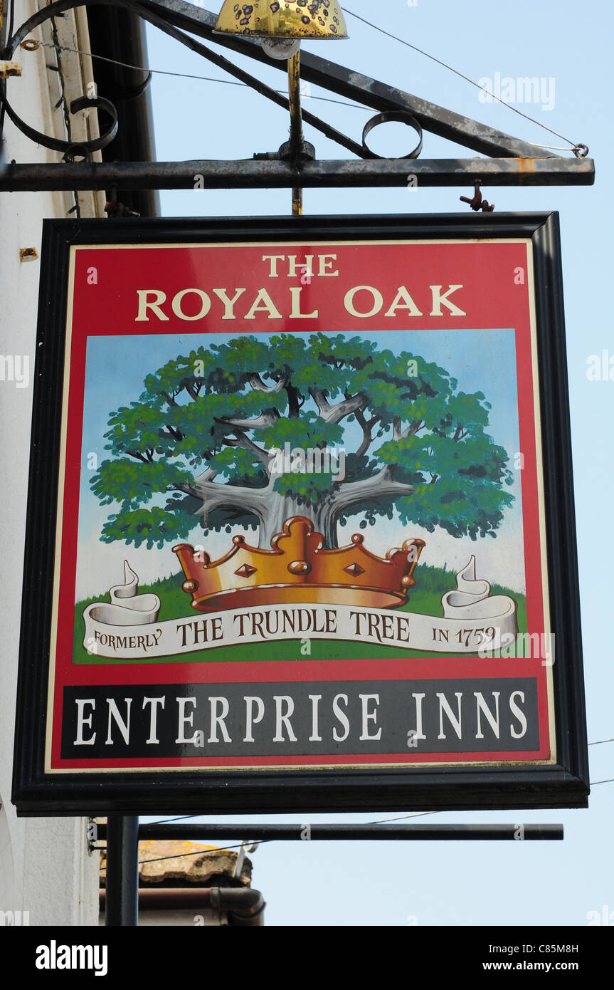 Señal para el Royal Oak o el árbol nido Public House, East Wittering